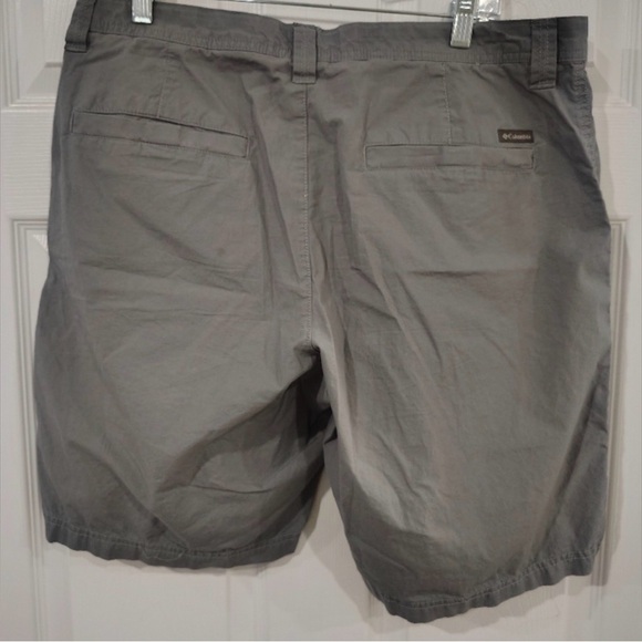 Columbia Men's Gray Flat Front Shorts - Picture 2 of 3